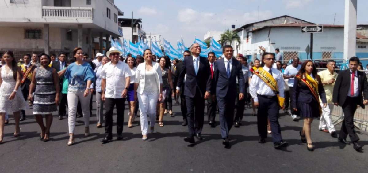 Vicepresidente Glas y Ministro de Educaci&oacute;n participan en desfile por la educaci&oacute;n y los valores