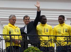 Rafael Correa (c.) ha mostrado su apoyo a la selecci&oacute;n en varias ocasiones. Foto: Archivo