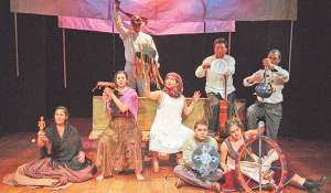 El elenco completo en escena. Cada personaje, a su forma, atrincherado detr&aacute;s de un objeto, presenta a los espec tadores la locura de la guerra. Foto: Daniel Molineros / El Tel&eacute;grafo