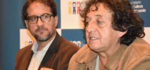 Patricio Vallejo (derecha) es dramaturgo y actor, y l&iacute;der del grupo teatral Contraelviento, que lleva 25 a&ntilde;os de &ldquo;resistencia&rdquo; en las tablas del Ecuador.