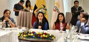 Yilda Rivera (c), presidenta del Consejo Nacional de Gobiernos Parroquiales Rurales del Ecuador.