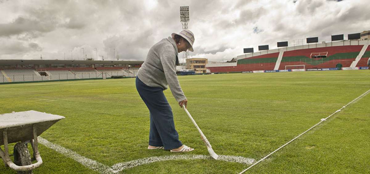 El proceso completo de tizado de cancha requiere al menos 3 manos de pintura, un proceso que demora 4 horas.