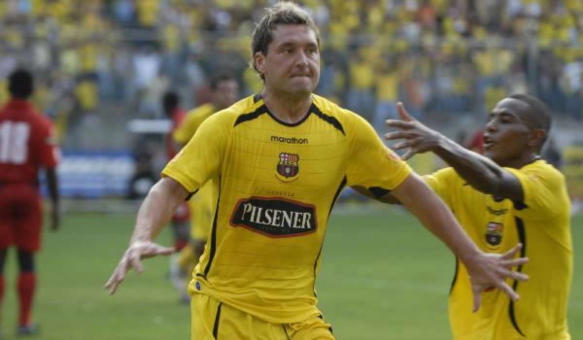 La FIFA habr&iacute;a fallado a favor de Z&aacute;rate en la demanda contra Barcelona
