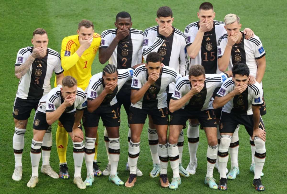 Jugadores de Alemania realizaron este gesto en señal de protesta.