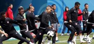 El delantero peruano Paolo Guerrero (c) durante un entrenamiento de la selecci&oacute;n en Mordovia Arena, sede del encuentro contra los daneses.
