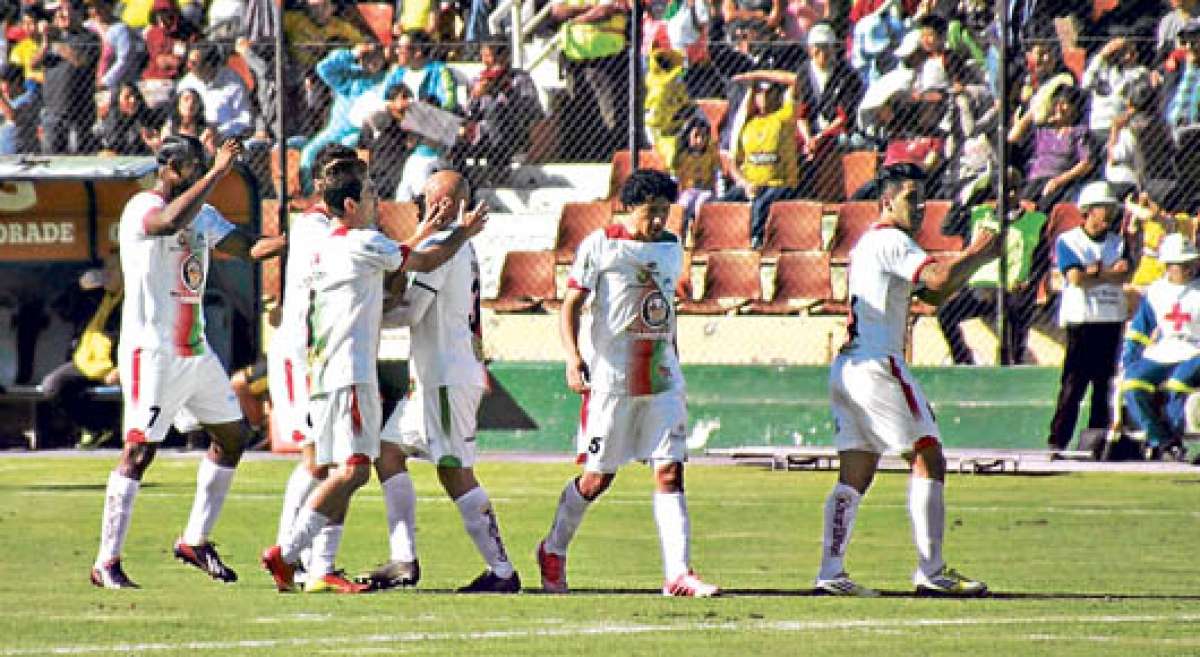 Los jugadores del Mushuc Runa celebran al final del partido con Wellington S&aacute;nchez (cen.), volante de 40 a&ntilde;os que se convirti&oacute; en el gu&iacute;a del equipo. Foto: Cortes&iacute;a