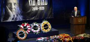 EL presidente de Israel, Reuv&eacute;n Rivlin, dirigi&oacute; un discurso sobre su amistad con el escritor, durante el funeral, en un teatro de Tel Aviv.   