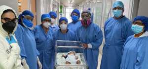 Personal m&eacute;dico y enfermeras despiden al peque&ntilde;o beb&eacute;, el primer neonato recuperado del virus covid-19.