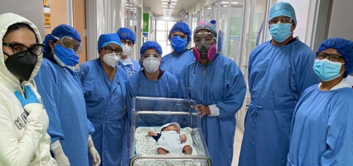 Personal m&eacute;dico y enfermeras despiden al peque&ntilde;o beb&eacute;, el primer neonato recuperado del virus covid-19.
