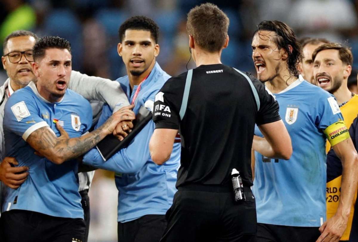 José María Giménez (izq.) se desató tras el final del partido entre Uruguay y Ghana.