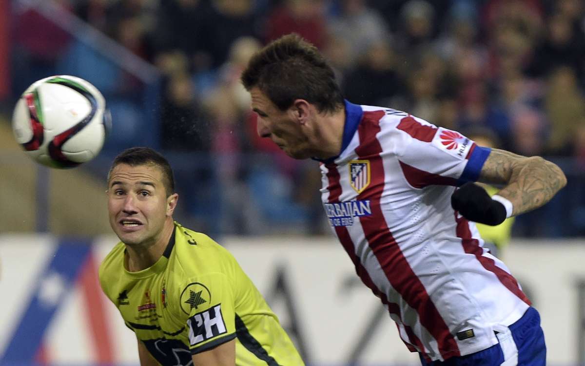 Mario Mandzukic (d.) anot&oacute; los 2 goles del Atl&eacute;tico de Madrid ante el Hospitalet. Foto: AFP