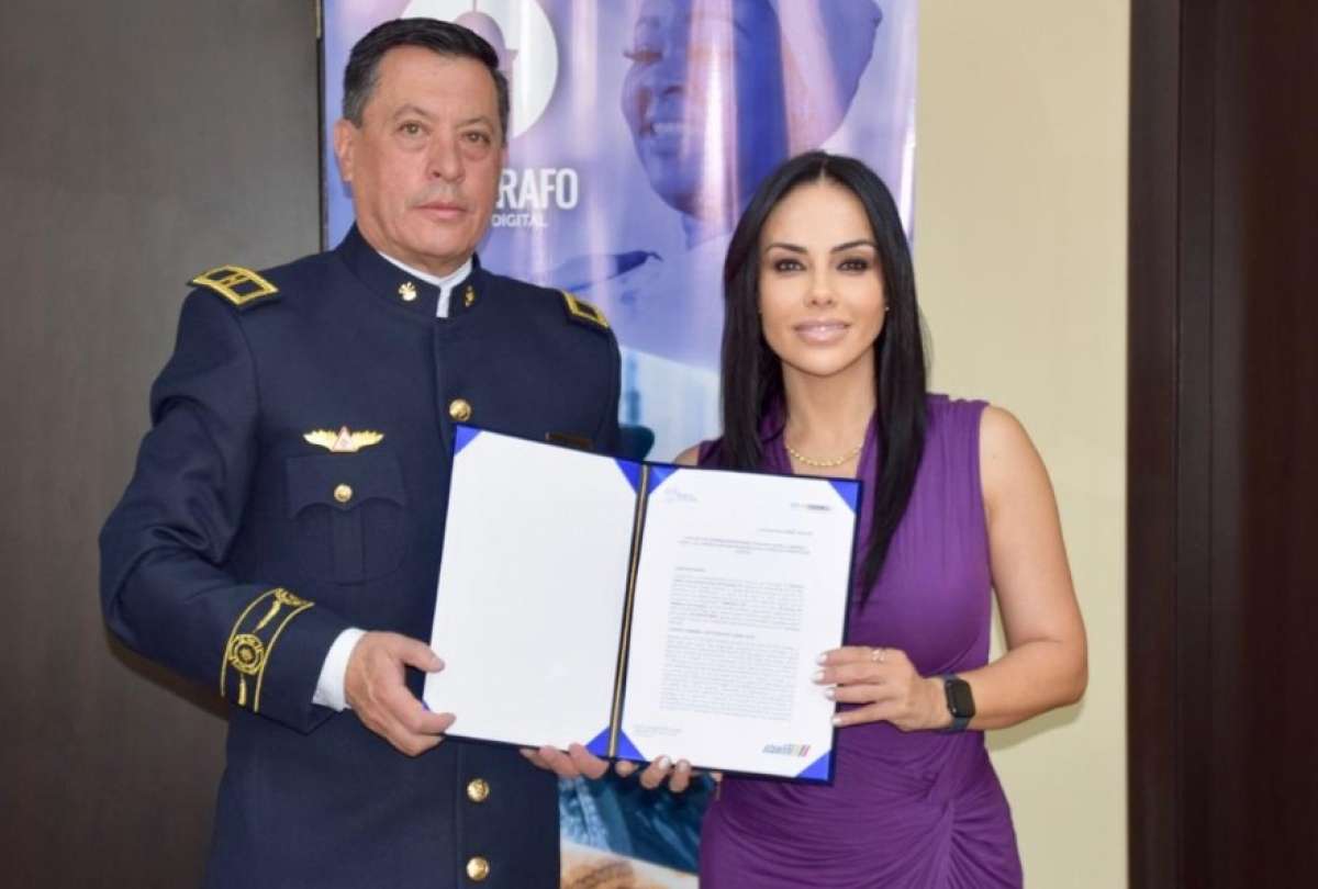 Jairo Araujo (izq.), jefe del Cuerpo de Bomberos de Azogues, junto a Marcela Holguín, gerente general de la Empresa Pública de Comunicación.