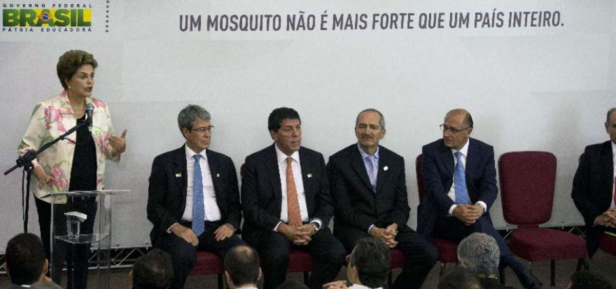 La presidenta de Brasil, Dilma Rousseff, durante la firma del contrato entre el Ministerio de Salud y la Fundaci&oacute;n Butant&aacute;n para el desarrollo de la vacuna.