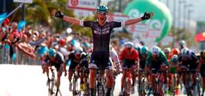 Lukas P&ouml;stlberger celebra con euforia en la l&iacute;nea de meta su triunfo en la primera etapa del Giro italiano. 