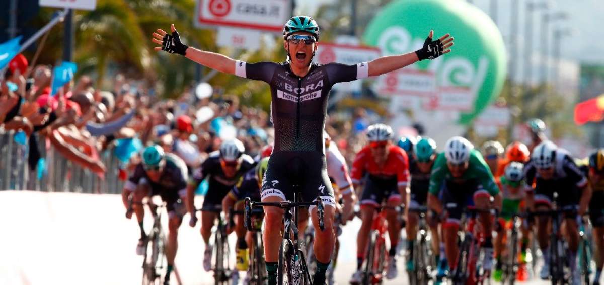 Lukas P&ouml;stlberger celebra con euforia en la l&iacute;nea de meta su triunfo en la primera etapa del Giro italiano. 