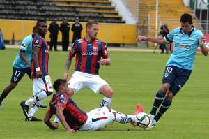 El capit&aacute;n de Universidad Cat&oacute;lica, Facundo Mart&iacute;nez (derecha), elude la marca de David Hern&aacute;ndez de Deportivo Quito ayer en el estadio Atahualpa. Foto: Santiago Aguirre / El Tel&eacute;grafo
