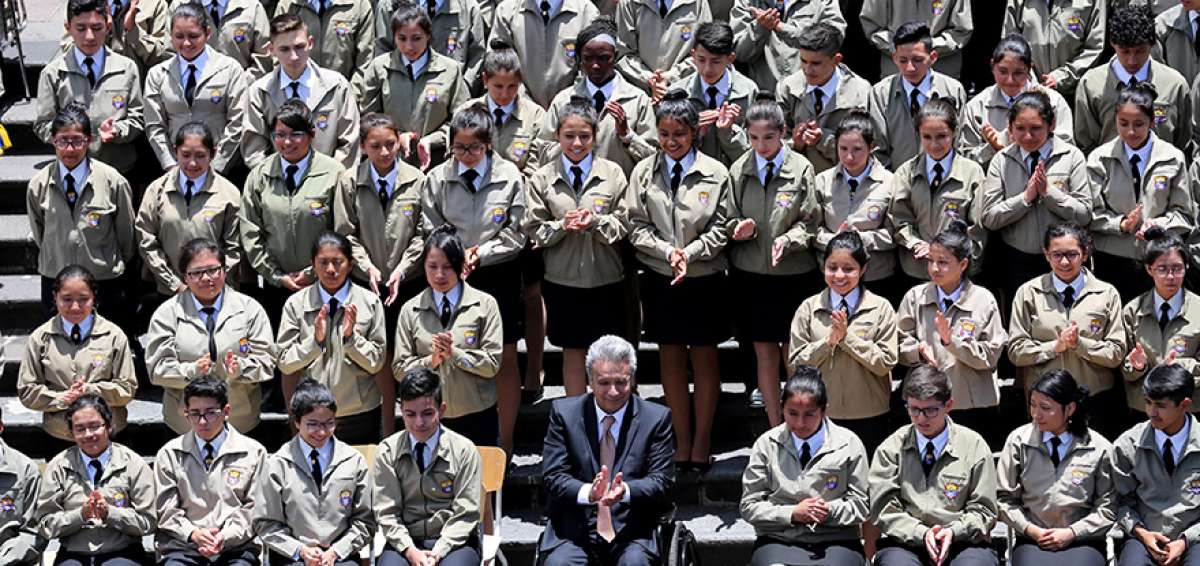 El presidente Len&iacute;n Moreno se sent&oacute; en la primera fila con los estudiantes del Instituto Nacional Mej&iacute;a.