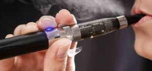 Los cigarrillos electr&oacute;nicos son dispositivos alimentados por bater&iacute;as que calientan un l&iacute;quido con nicotina convirti&eacute;ndolo en vapor para inhalar.