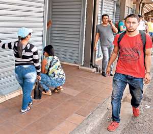Pese a cierre de la Bah&iacute;a no todos los comerciantes se unieron a la marcha