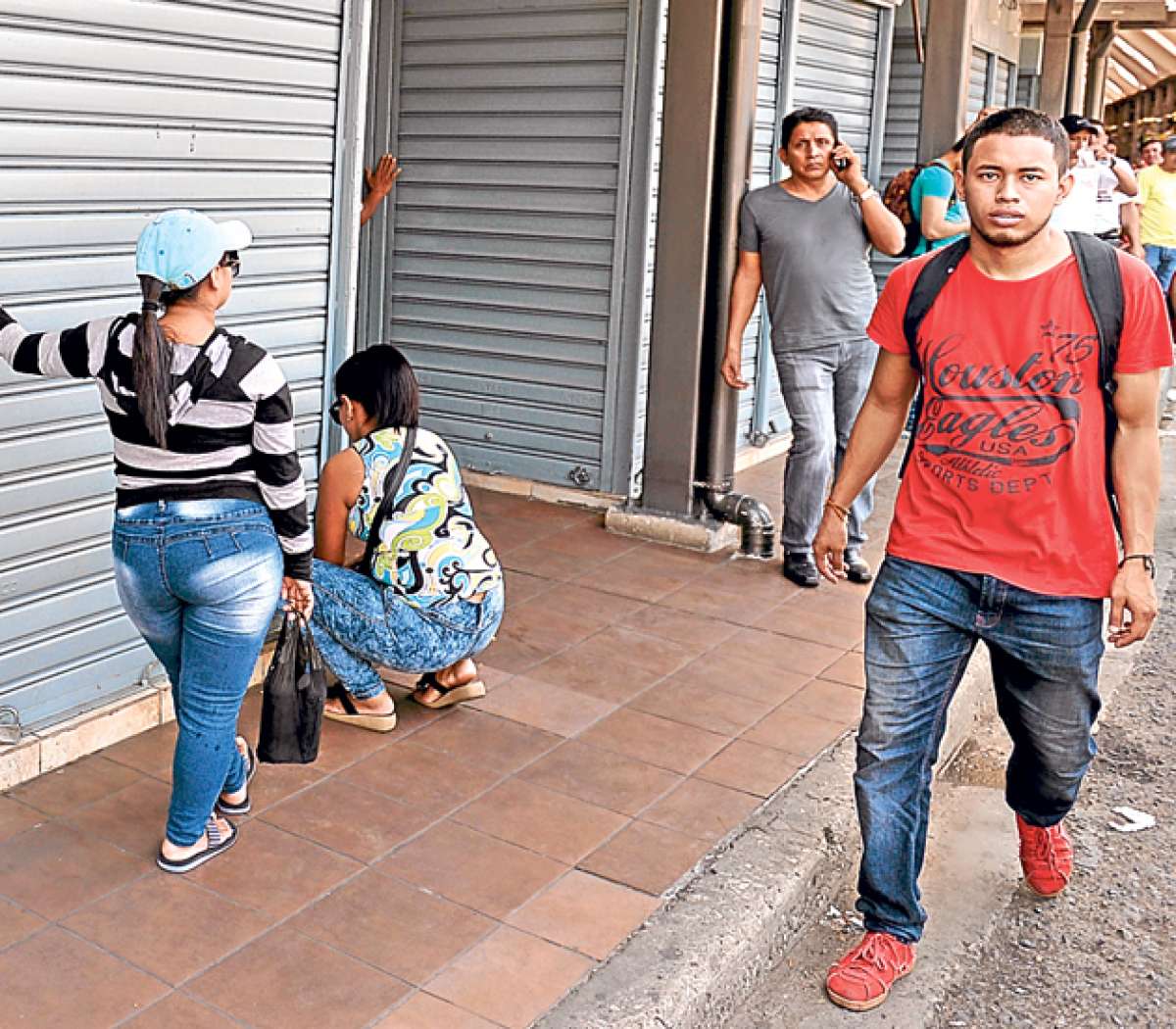 Pese a cierre de la Bah&iacute;a no todos los comerciantes se unieron a la marcha