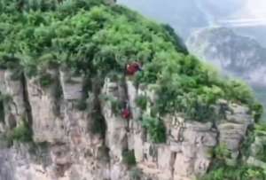 Equipos de rescate trabajaron durante horas para sacar al joven de la ladera.