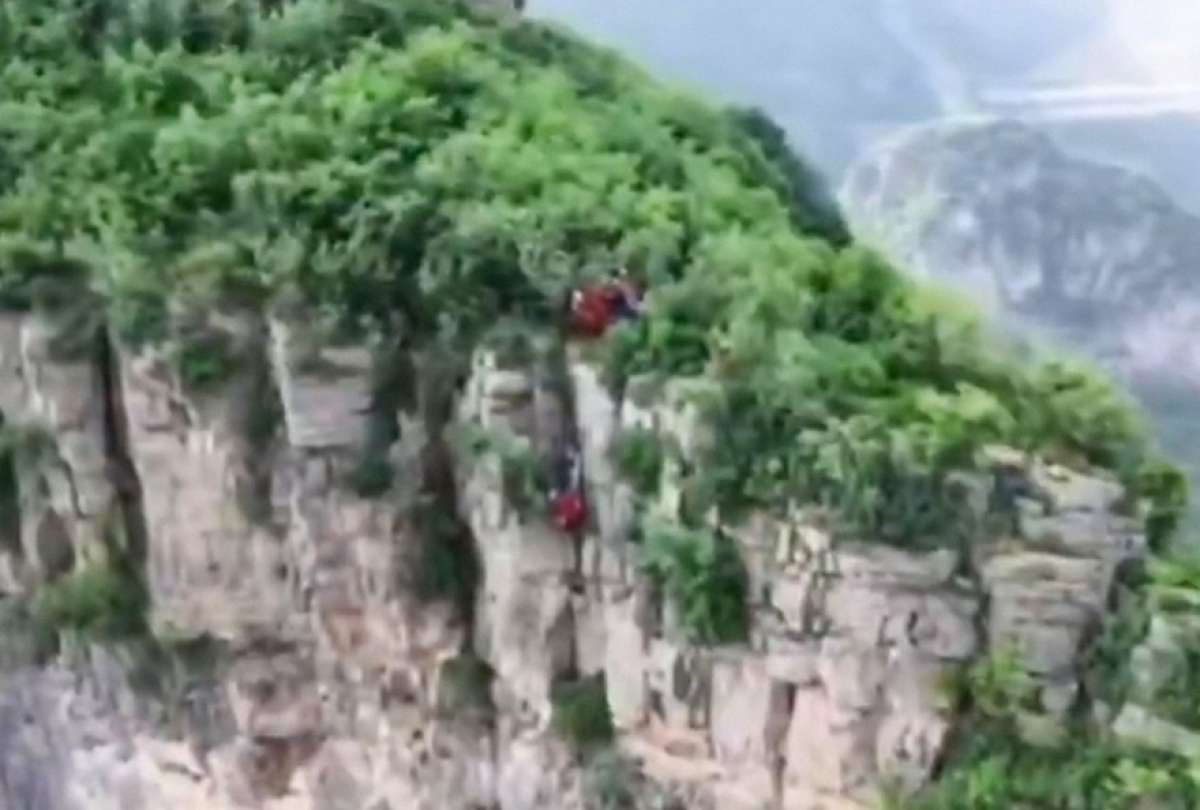 Equipos de rescate trabajaron durante horas para sacar al joven de la ladera.