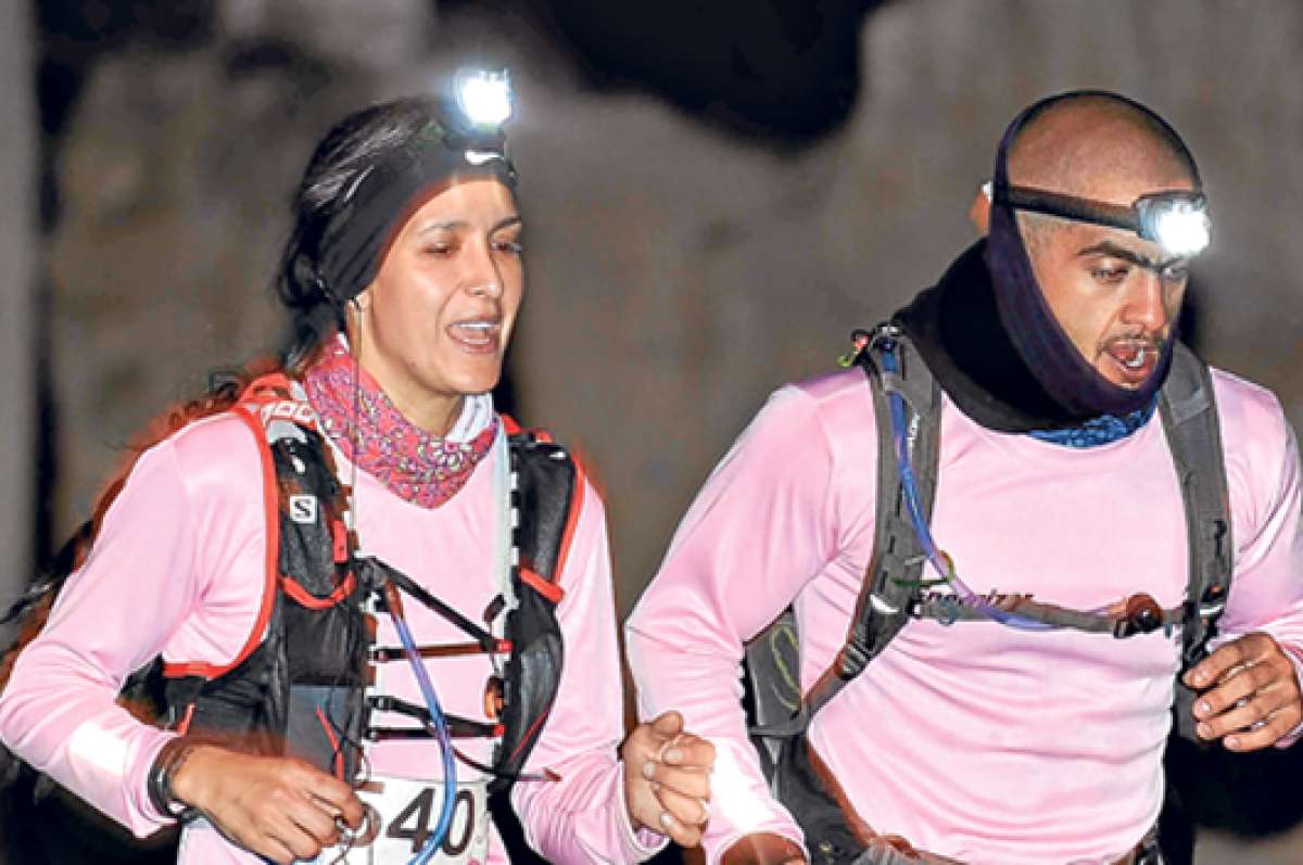Los participantes utilizaron linternas para cumplir el recorrido. La lid, de 10 kil&oacute;metros de recorrido uni&oacute; las poblaciones de Cumbay&aacute;, Tumbaco y Puembo. Foto: &Aacute;lvaro P&eacute;rez.