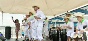 El primer grupo que se present&oacute; en el patio del recinto penitenciario interpret&oacute; el vallenato &lsquo;Qu&eacute; bonita es esta vida&rsquo;. Los internos estuvieron acompa&ntilde;ados por la cantante Lila Flores, del grupo Las Chicas Dulces.