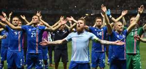 Im&aacute;genes de la singular celebraci&oacute;n de Islandia con sus fans luego de la victoria contra Inglaterra