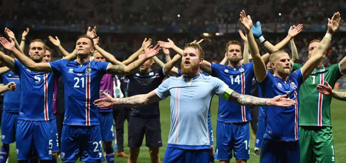Im&aacute;genes de la singular celebraci&oacute;n de Islandia con sus fans luego de la victoria contra Inglaterra