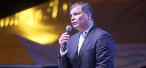 Correa considera que las otras preguntas de la consulta son relleno y que se podr&iacute;an ejecutar mediante decreto ejecutivo.