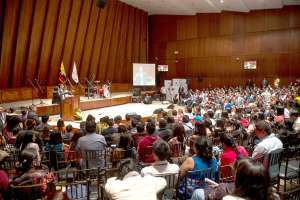 Una de las mesas de di&aacute;logo instaladas en la Asamblea de la Juventud abord&oacute; la participaci&oacute;n social. Estuvo a cargo de la ministra Betty Tola. Foto: Flickr/ Asamblea