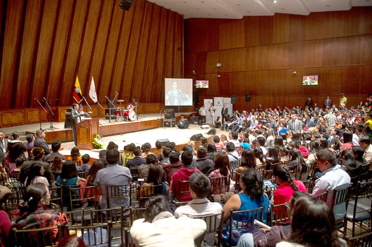 Una de las mesas de di&aacute;logo instaladas en la Asamblea de la Juventud abord&oacute; la participaci&oacute;n social. Estuvo a cargo de la ministra Betty Tola. Foto: Flickr/ Asamblea
