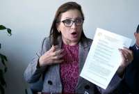 Rosa Argudo, exfuncionaria de IESS en Azuay, enfrenta una investigación en Contraloría y Fiscalía por varios delitos.