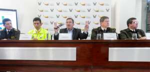 El ministro del Interior, C&eacute;sar Navas (centro), con el renovado alto mando de la Polic&iacute;a Nacional que se encuentra en funciones desde esta semana.