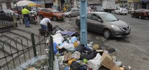 En una esquina de Mapasingue Este, vecinos se quejan por la colocaci&oacute;n de desechos por parte de residentes y propietarios de locales comerciales.
