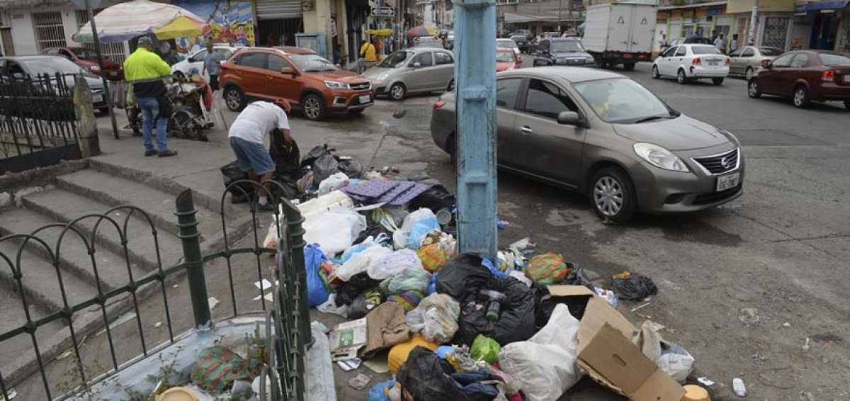 En una esquina de Mapasingue Este, vecinos se quejan por la colocaci&oacute;n de desechos por parte de residentes y propietarios de locales comerciales.