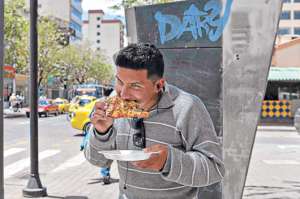 Los estudiantes de colegio anteponen el consumo de comida chatarra a los alimentos saludables y nutritivos que existen en el mercado. Foto: Archivo/El Tel&eacute;grafo