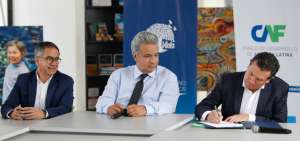 Bernardo Requena, del Banco de Desarrollo, suscribe el convenio. El presidente Len&iacute;n Moreno y el titular de la Senescyt, Augusto Barrera, observan el acto. 