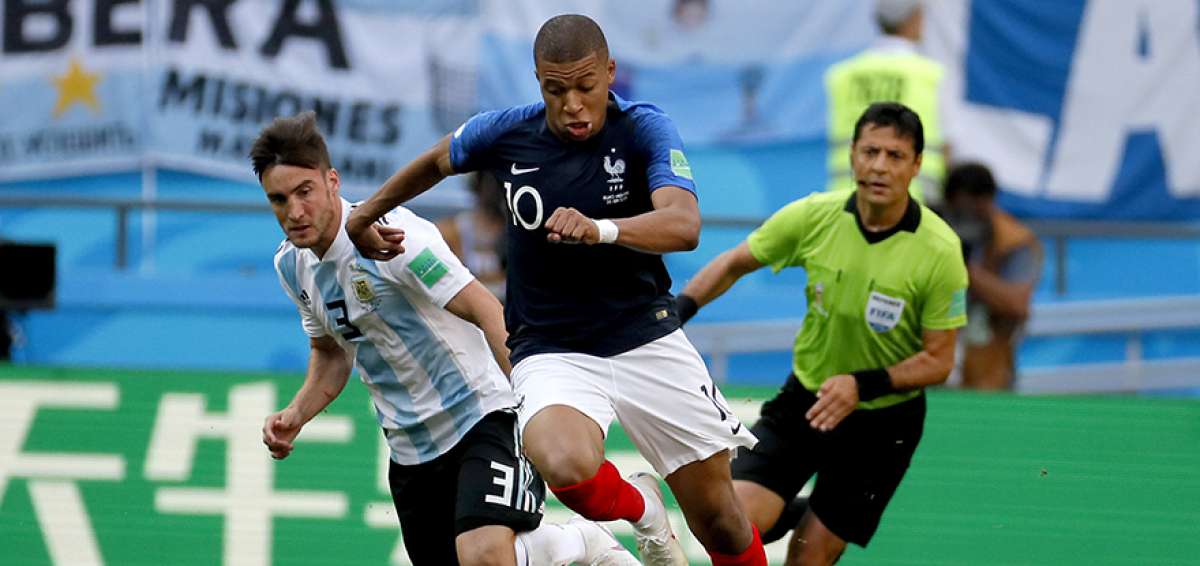 El franc&eacute;s Kylian Mbapp&eacute; (der.) deja en el camino al zaguero argentino Nicol&aacute;s Tagliafico, en el partido por los octavos de final del Mundial de Rusia 2018.