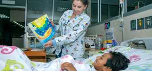 En el &aacute;rea de Ludoteca del hospital Baca Ortiz los ni&ntilde;os acuden junto con sus padres a leer libros.