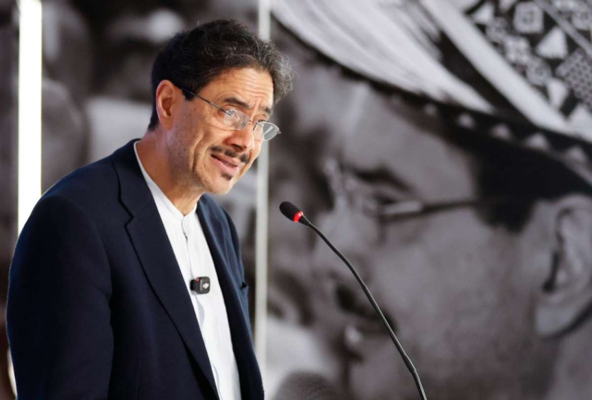 El candidato de izquierda Iv&aacute;n Cepeda, habla durante una rueda de prensa este 24 de junio de 2026, en Bogot&aacute; (Colombia). 