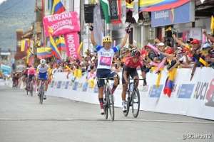 El colombiano Sergio Higuita celebra la victoria en la cuarta etapa del Tour Colombia 2020.