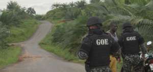 Agentes de seguridad realizan patrullajes en la zona.