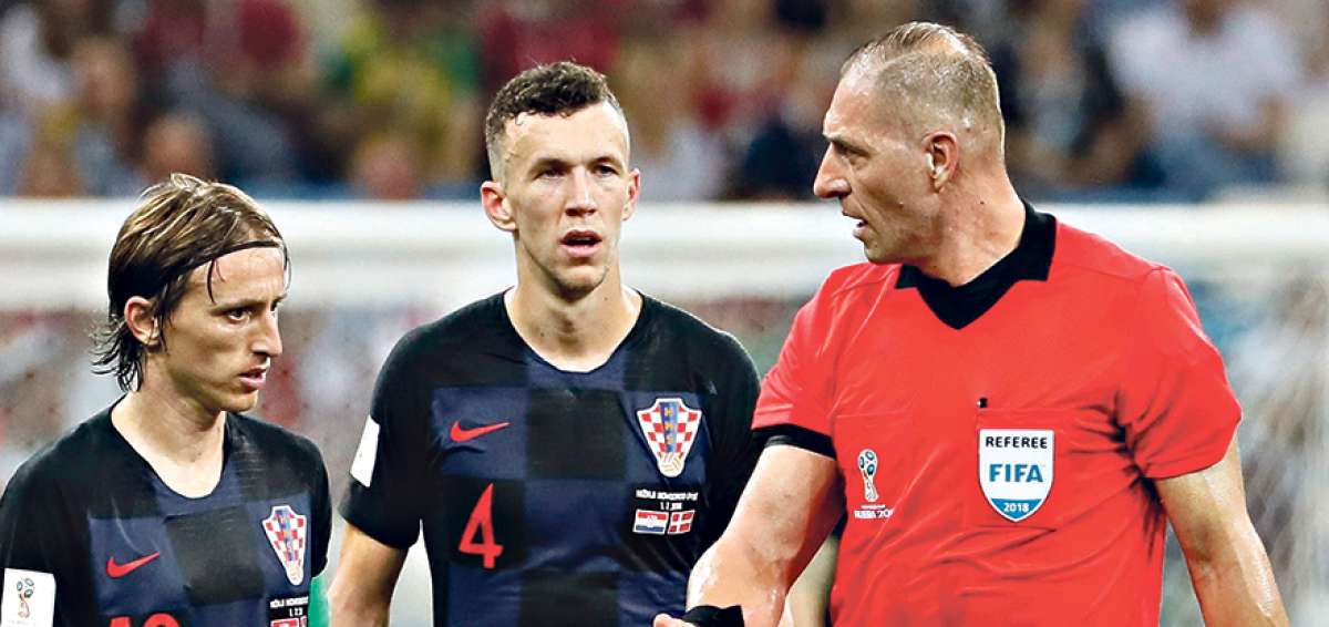 El &aacute;rbitro argentino N&eacute;stor Pitana (der.) dialoga con Luka Modric, durante el encuentro entre las selecciones de Croacia y Dinamarca (el domingo).