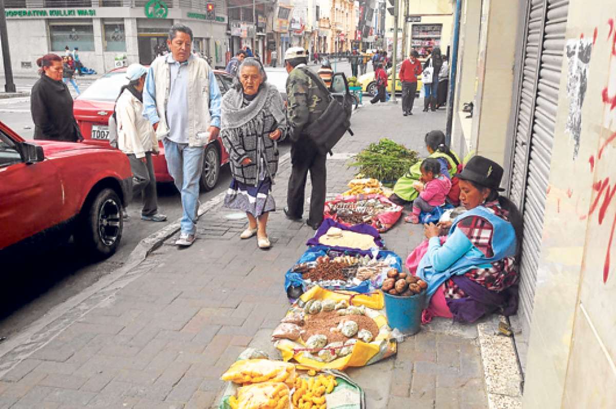 Los vendedores se asientan en la vereda de la avenida 12 de Noviembre, entre Eugenio Espejo y Tom&aacute;s Sevilla. Foto: Jos&eacute; Miguel Castillo.