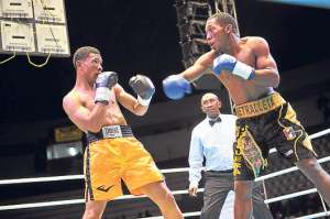 El ecuatoriano Erick Bone (izq.) durante el combate que perdi&oacute; en 2013 ante el paname&ntilde;o Alberto Mosquera en el coliseo General Rumi&ntilde;ahui de Quito, por el t&iacute;tulo latinoamericano. Foto: Fernando Sandoval | El Tel&eacute;grafo