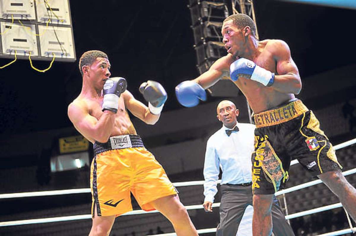El ecuatoriano Erick Bone (izq.) durante el combate que perdi&oacute; en 2013 ante el paname&ntilde;o Alberto Mosquera en el coliseo General Rumi&ntilde;ahui de Quito, por el t&iacute;tulo latinoamericano. Foto: Fernando Sandoval | El Tel&eacute;grafo