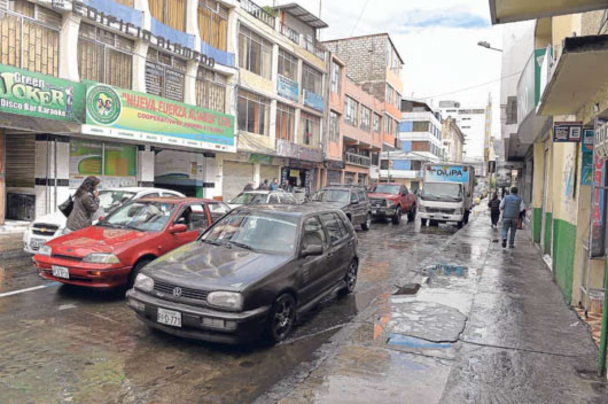 La falta de un sitio para estacionar motiva a algunos propietarios de automotores a hacer doble fila. Esto ocurre en las v&iacute;as Juan Benigno Vela, Primera Imprenta, entre otras calles. Foto: Roberto Ch&aacute;vez│El Tel&eacute;grafo