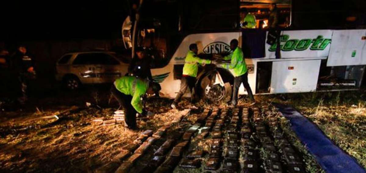 La droga, empaquetada en bloques tipo ladrillo, estaba almacenada en los compartimentos destinados al equipaje de los pasajeros del bus accidentado.